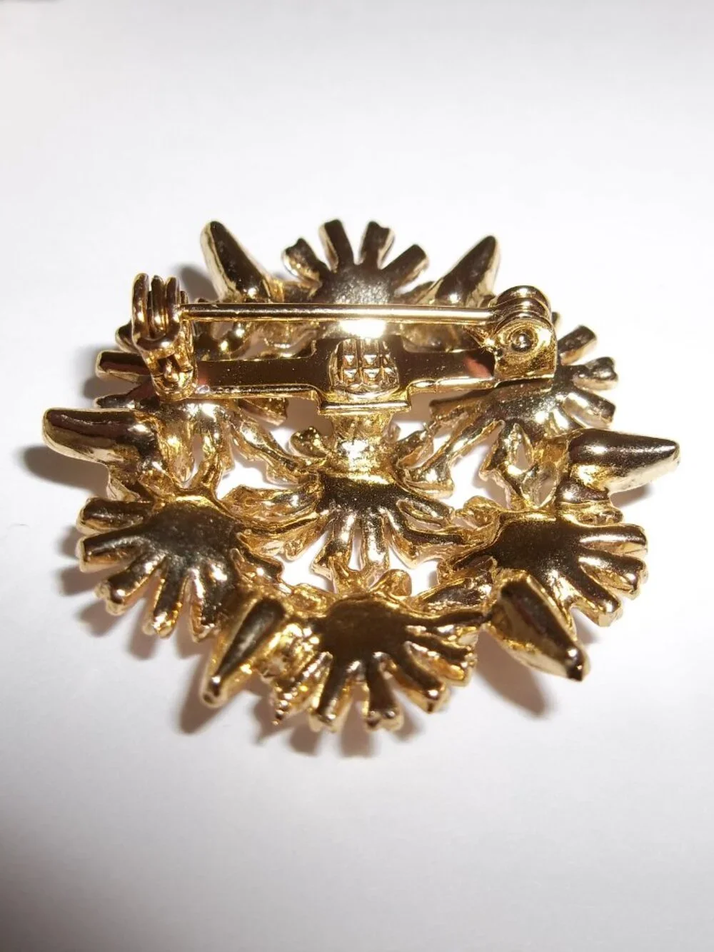 Vintage Daisy Brooch White Yellow Gold Tone Costume Jewelry Pin Woman Girl D846